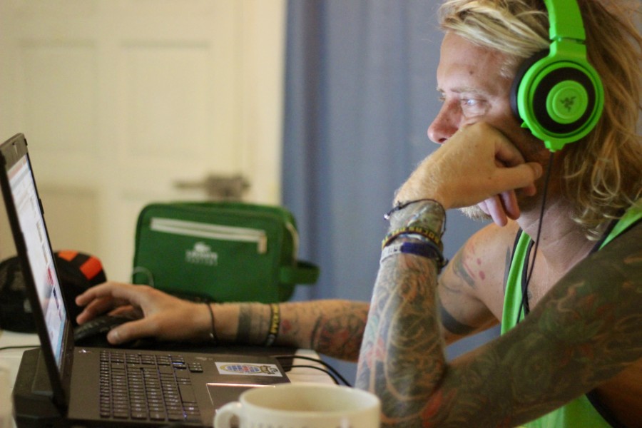 laptop-canon-wanderlust-eatsleepbeachrepeat-travel-lifestyle-nomad